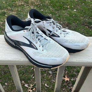 Brooks Adrenaline GTS 22 sneakers
